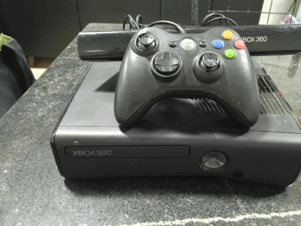 TA/ CONSOLE XBOX 360! MICROSOFT! 178,00 SEGUIDOS DE 20,00